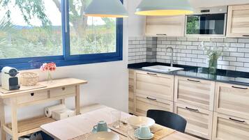 Een koelkast, een microgolfoven, een kookplaat, een vaatwasser