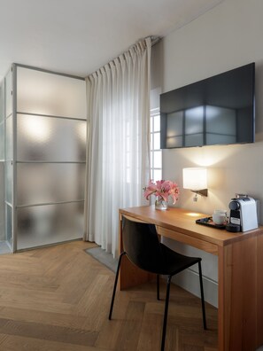 Sengetøy av topp kvalitet, senger med overmadrass og minibar