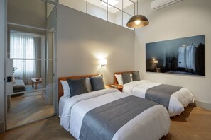 A hotel room with two beds, a large window, a painting, and a modern pendant light. - Hotel Boutique Casa Eduviges (Guadalajara)