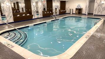 Inomhuspool och utomhuspool