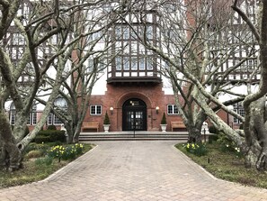 Exterior - Montauk Manor -1 BR 925 sq. ft. loft in resort overlooking Block Island Sound (Montauk)