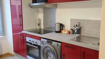 Een koelkast, een microgolfoven, een oven, een kookplaat