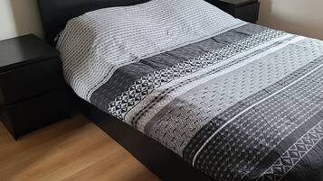 1 slaapkamer, een strijkplank/strijkijzer, wifi, beddengoed