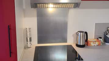 Een koelkast, een microgolfoven, een oven, een kookplaat