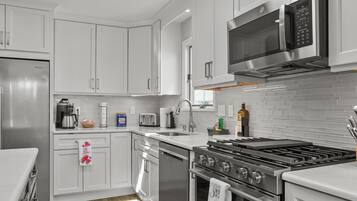 冰箱、微波炉、烤箱、炉灶