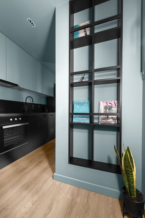 Comfort Apartment | Private kitchen | Fridge, oven, electric kettle, toaster - Breen Nilie Hospitality MGMT (Thessaloniki)