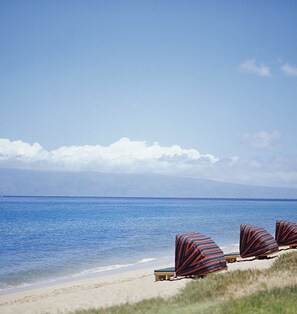 På stranden