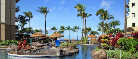 Alberca al aire libre y alberca climatizada