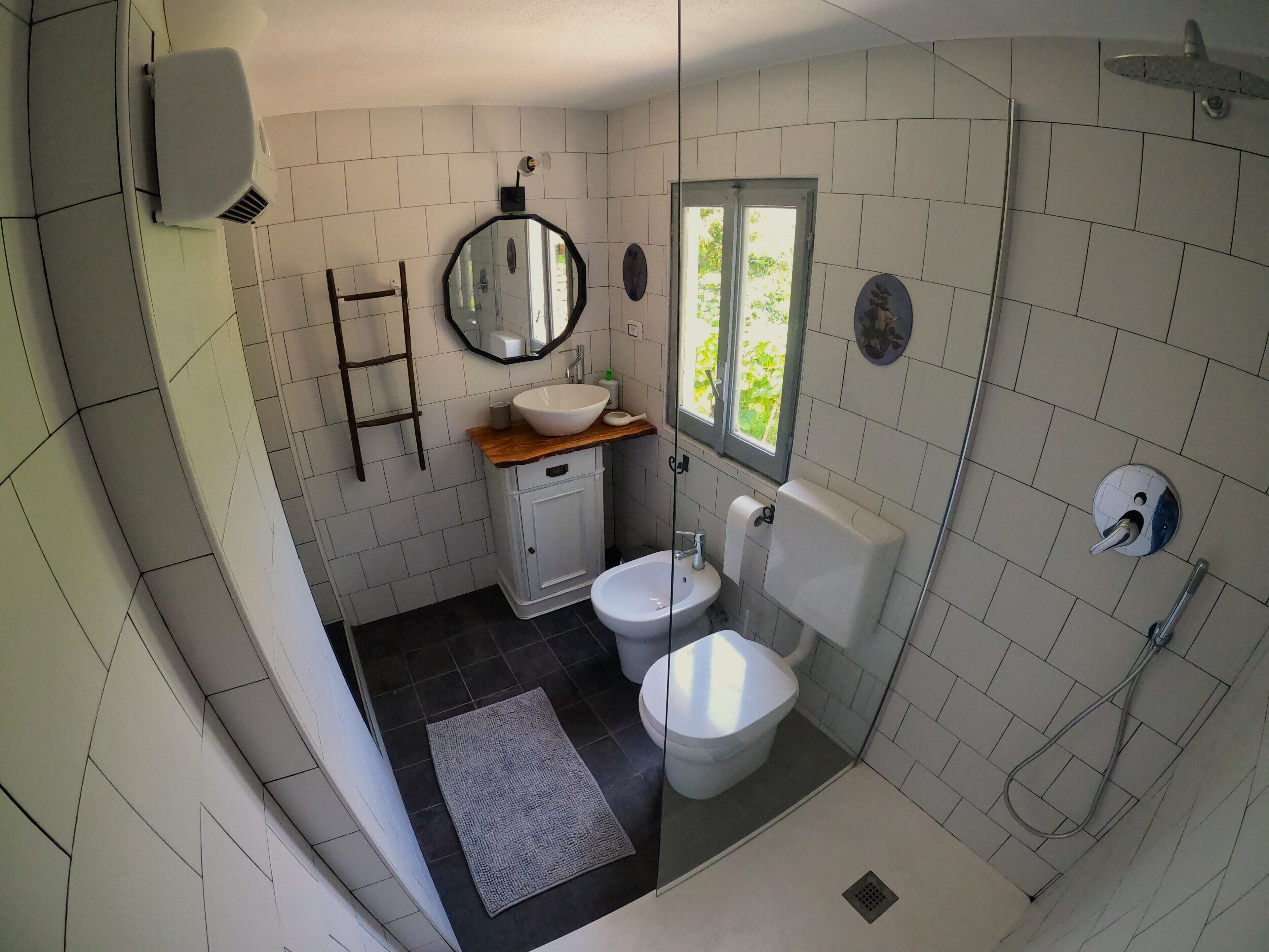 Doccia, asciugacapelli, bidet, asciugamani
