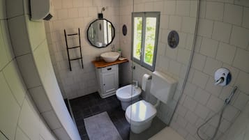Doccia, asciugacapelli, bidet, asciugamani