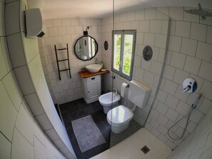 Dusche, Haartrockner, Bidet, Handtücher