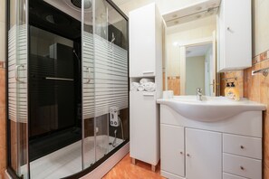 Shower, hair dryer, towels, soap - Pretty villa with above ground pool, magnificent sea views (Plomin - Zagorje)