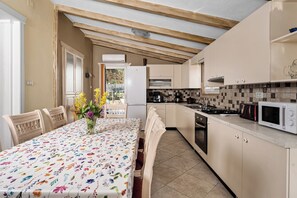 Fridge, microwave, oven, stovetop - Pretty villa with above ground pool, magnificent sea views (Plomin - Zagorje)