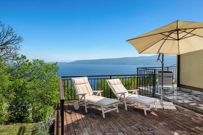Pretty villa with above ground pool, magnificent sea views