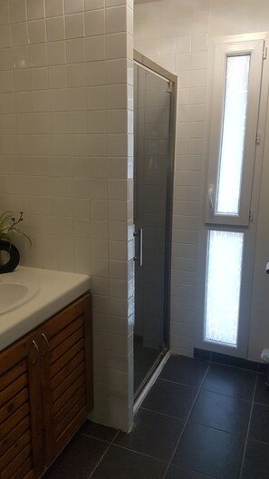Douche, serviettes fournies, savon, papier toilette