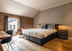 Ropa de cama de alta calidad y caja de seguridad en la habitación 
