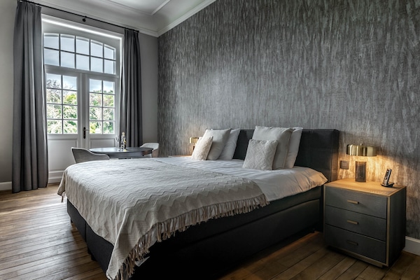 Royal Suite | Peralatan tempat tidur premium, peti besi dalam bilik, Wi-fi percuma