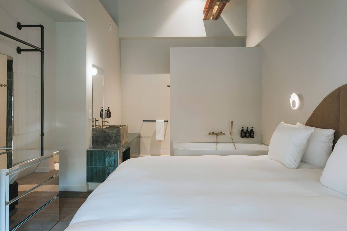 Estate Suite + Bath | 高級寝具、セーフティボックス (室内)、デスク、WiFi (無料)