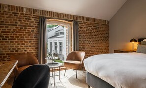 Habitación Deluxe | Ropa de cama de alta calidad y caja de seguridad en la habitación 