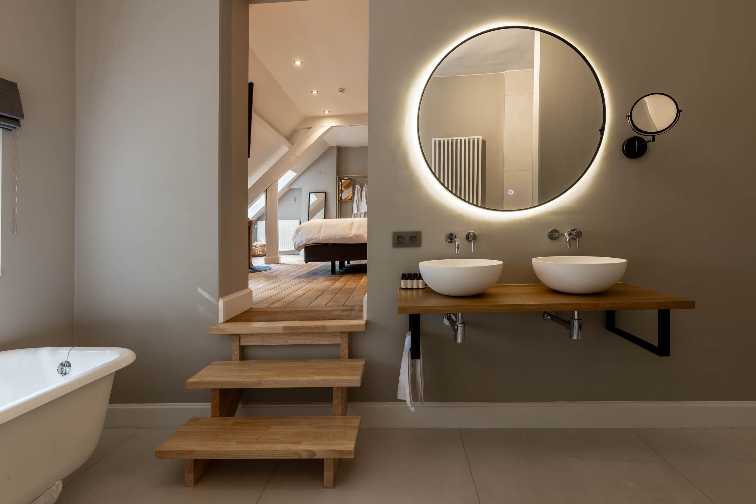 Deluxe Suite | Bathroom | Free toiletries, hair dryer, towels, soap