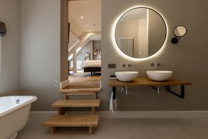 Suíte luxo | Banheiro | Produtos de toalete grátis, secador de cabelo, toalhas de banho