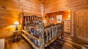 Ein rustikales Blockhaus-Interieur mit einem Holzbett, Holzwänden und einer Holztür.