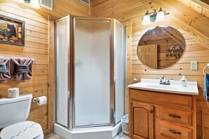 Douche, sèche-cheveux, serviettes fournies, papier toilette
