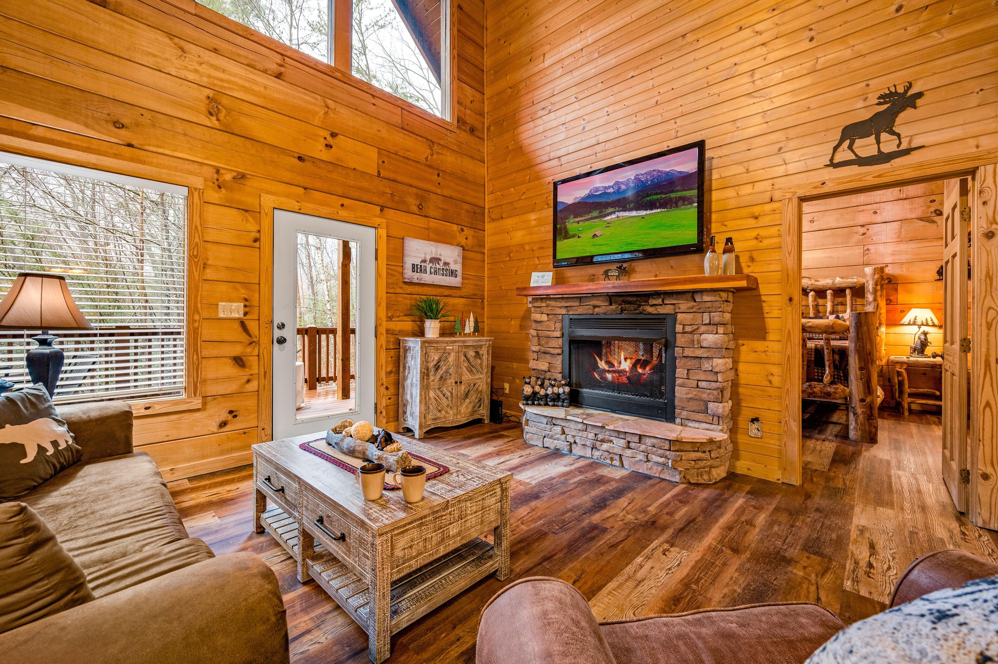 Close to Dollywood! Private! Hot tub, gas fire pit! DECORATED AT CHRISTMAS!