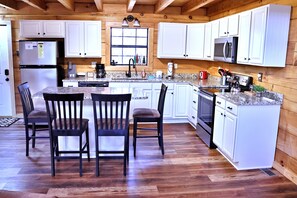 Fridge, microwave, oven, stovetop - Perfect for a couples getaway or family vacation, with privacy and convenience! (Sevierville)