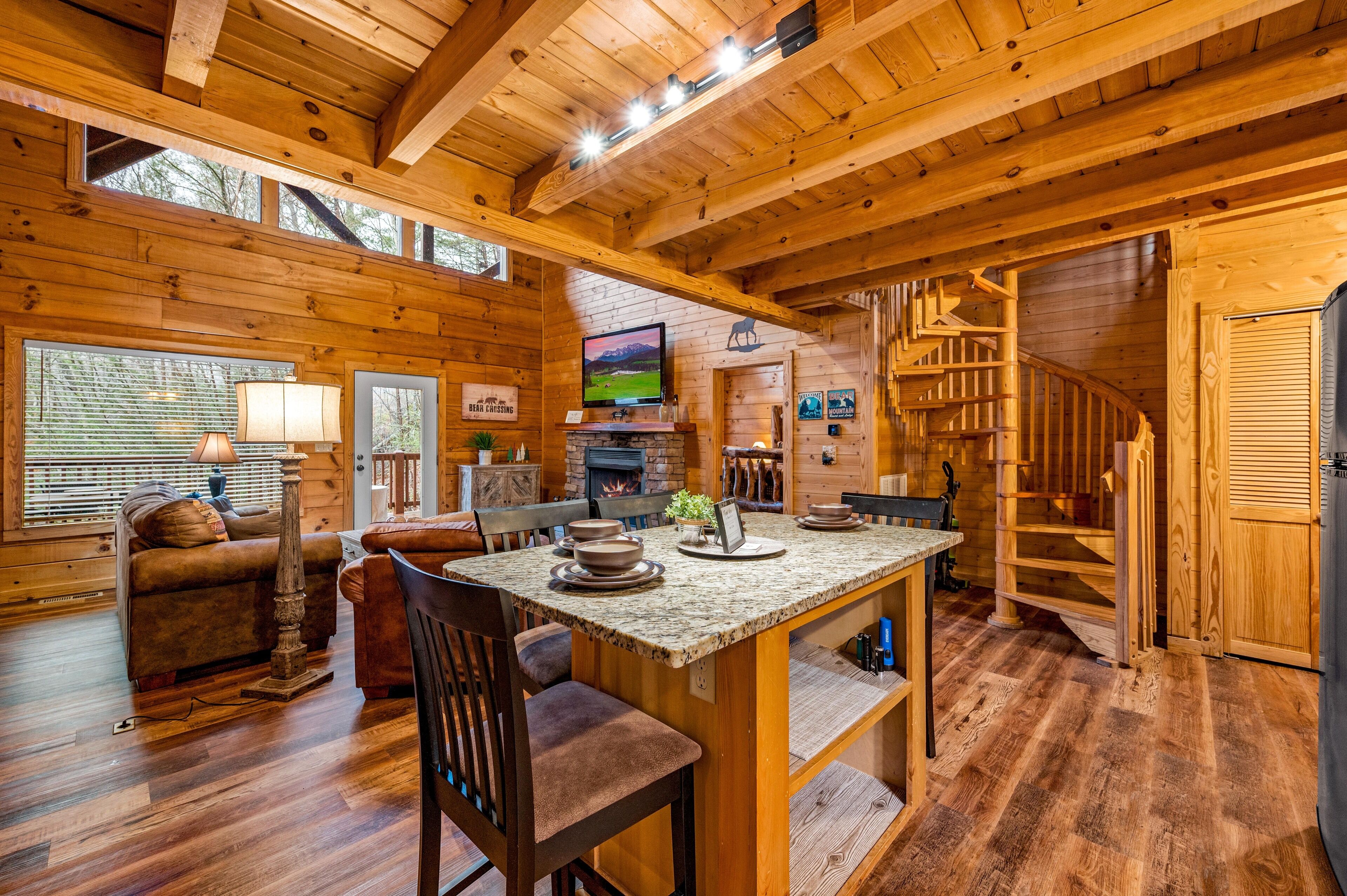 Close to Dollywood! Private! Hot tub, gas fire pit! DECORATED AT CHRISTMAS!