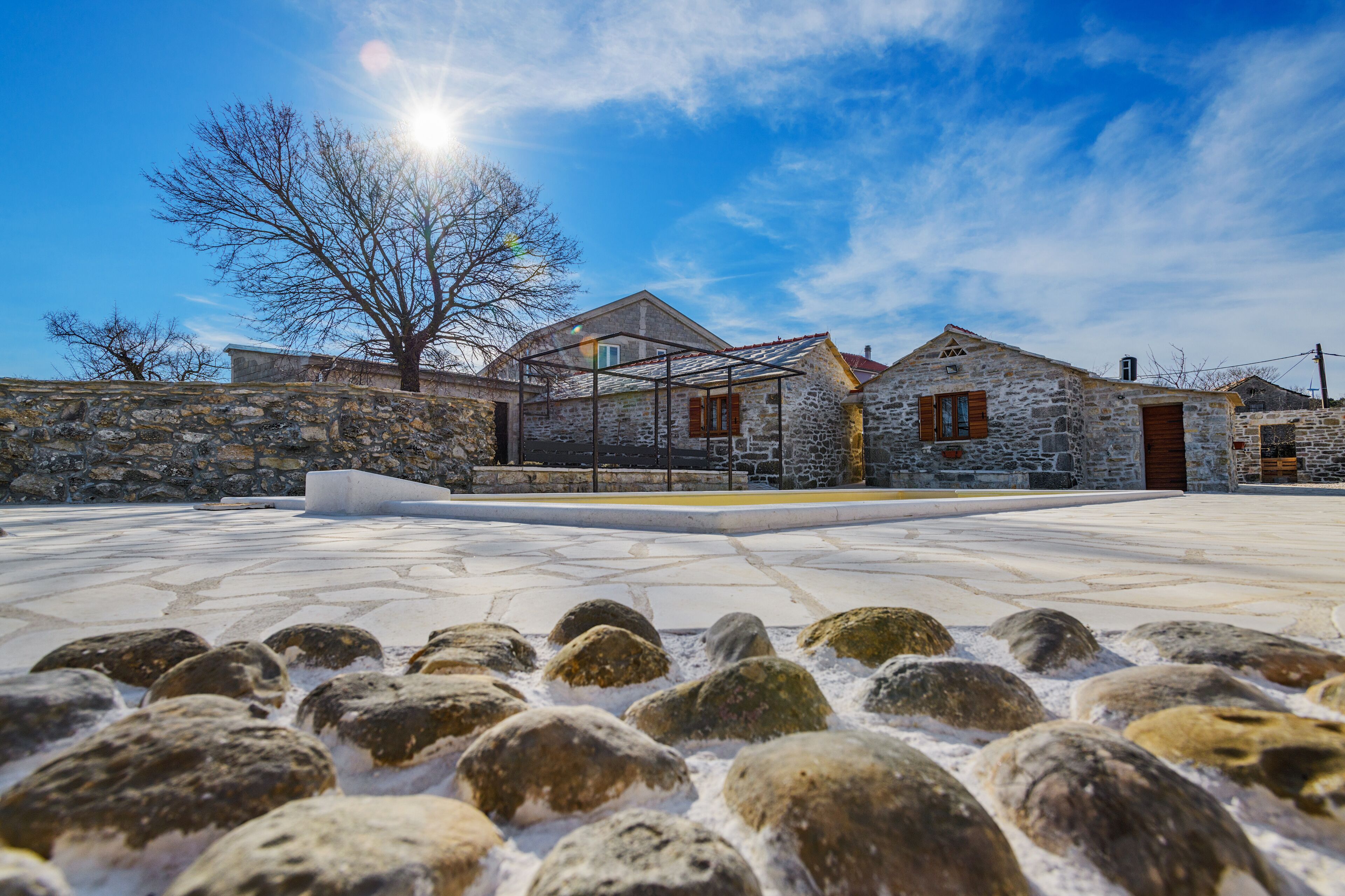 Een seizoensgebonden buitenzwembad en gratis zwembadcabana's