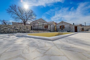 Una piscina al aire libre de temporada, camas de piscina gratis
