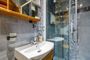 Family Chalet | Bathroom | Rainfall showerhead, hair dryer
