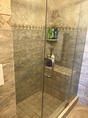 Combined shower/tub