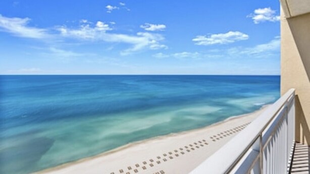 Un balcone con vista sulla spiaggia e sull'oceano.