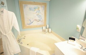 Duschwanne, Haartrockner, Bademäntel, Handtücher