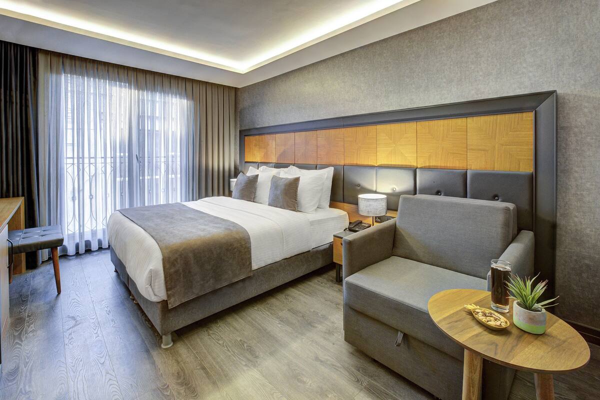 Premium bedding, minibar, desk, soundproofing