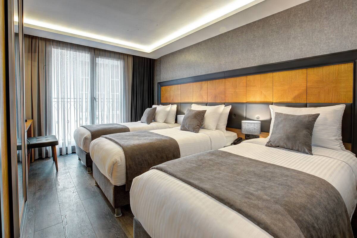 Deluxe Triple Room | Premium bedding, minibar, desk, soundproofing