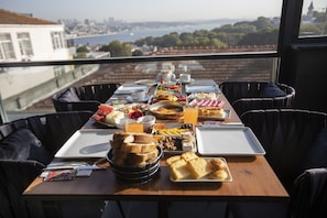 Dagelijks ontbijtbuffet (EUR 15 per persoon)