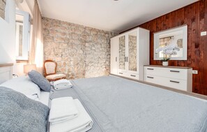 7 bedrooms, in-room safe, travel crib, free WiFi