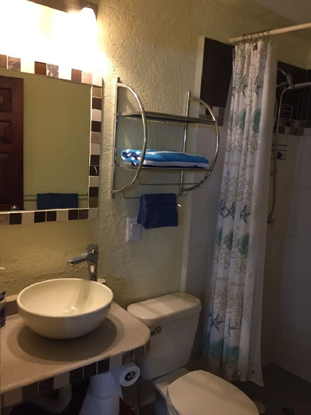 Comfortable studio on ground level with full kitchen near pool