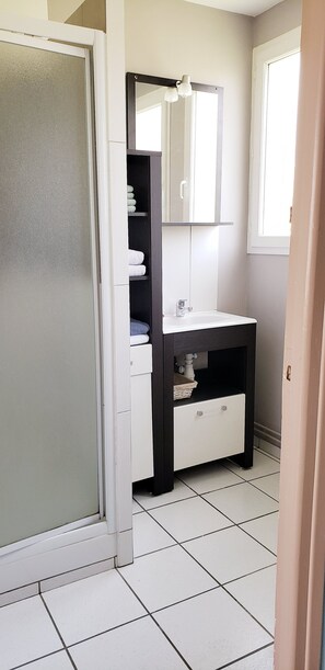 Dusche, Haartrockner, Handtücher