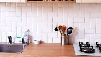 Micro-ondes, cafetière/bouilloire, chaise haute