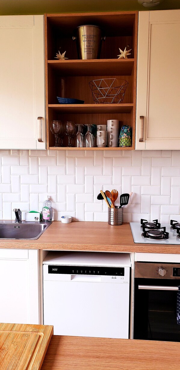 Four à micro-ondes, cafetière-théière, chaise haute