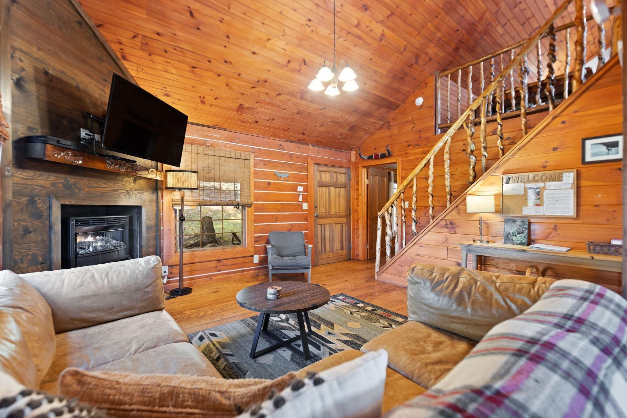 TV connectée, cheminée, lecteur de DVD, baby-foot