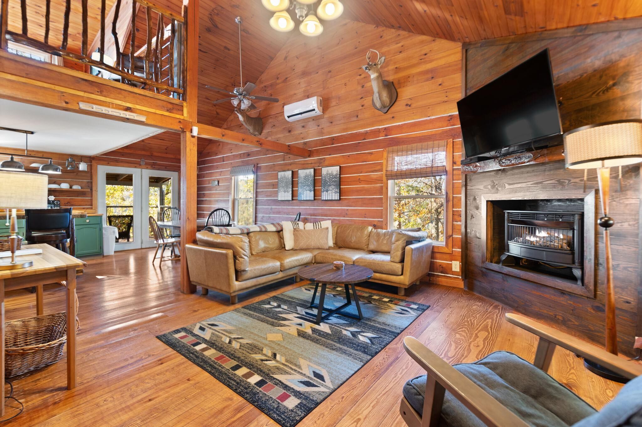 TV connectée, cheminée, lecteur de DVD, baby-foot