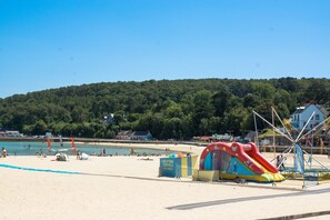 Plage à proximité, chaises longues