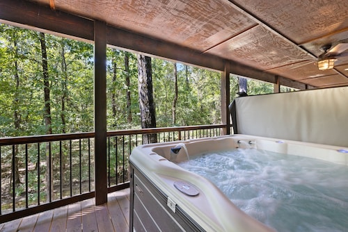 LOCATION!! Rustic/Modern Retreat~Huge Trees~Covered Deck~Hot Tub~Fire Pit~Arcade