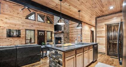 LOCATION!! Rustic/Modern Retreat~Huge Trees~Covered Deck~Hot Tub~Fire Pit~Arcade