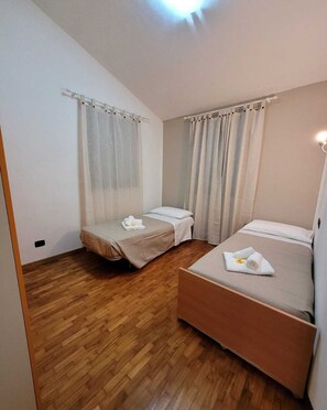 3 soverom, skrivebord, wi-fi (inkludert) og sengetøy